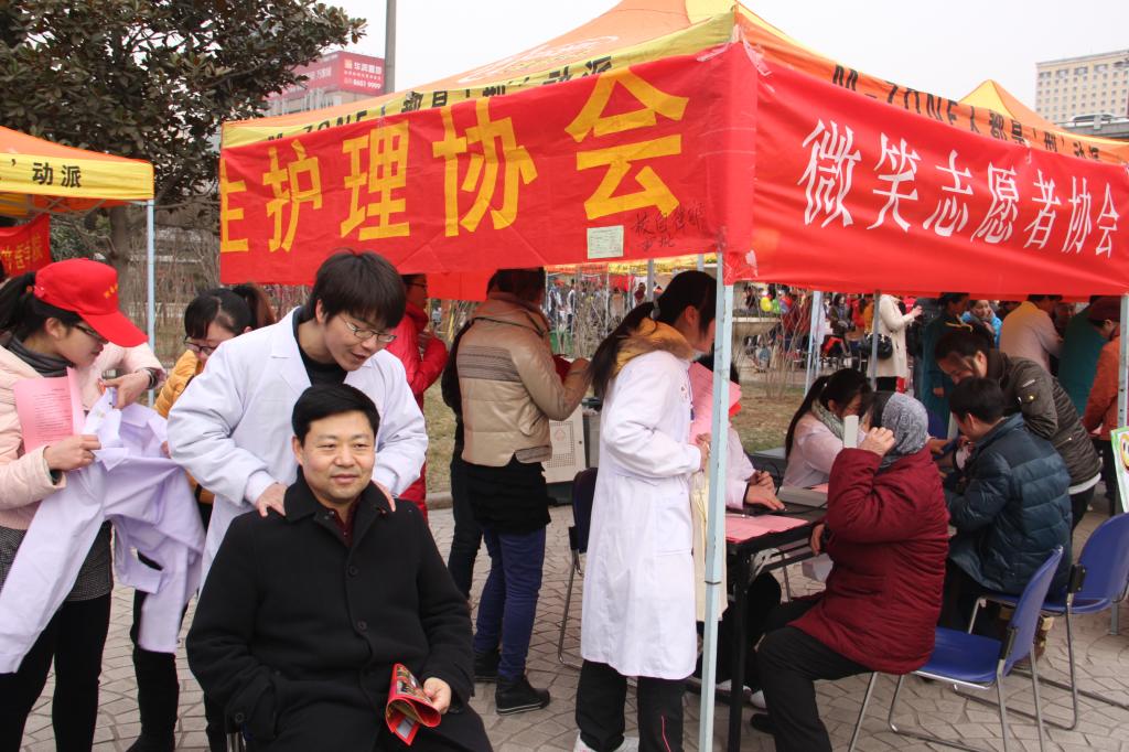 我校大学生志愿者积极开展“学雷锋”社会公益服务活动-河南中医学院中文网