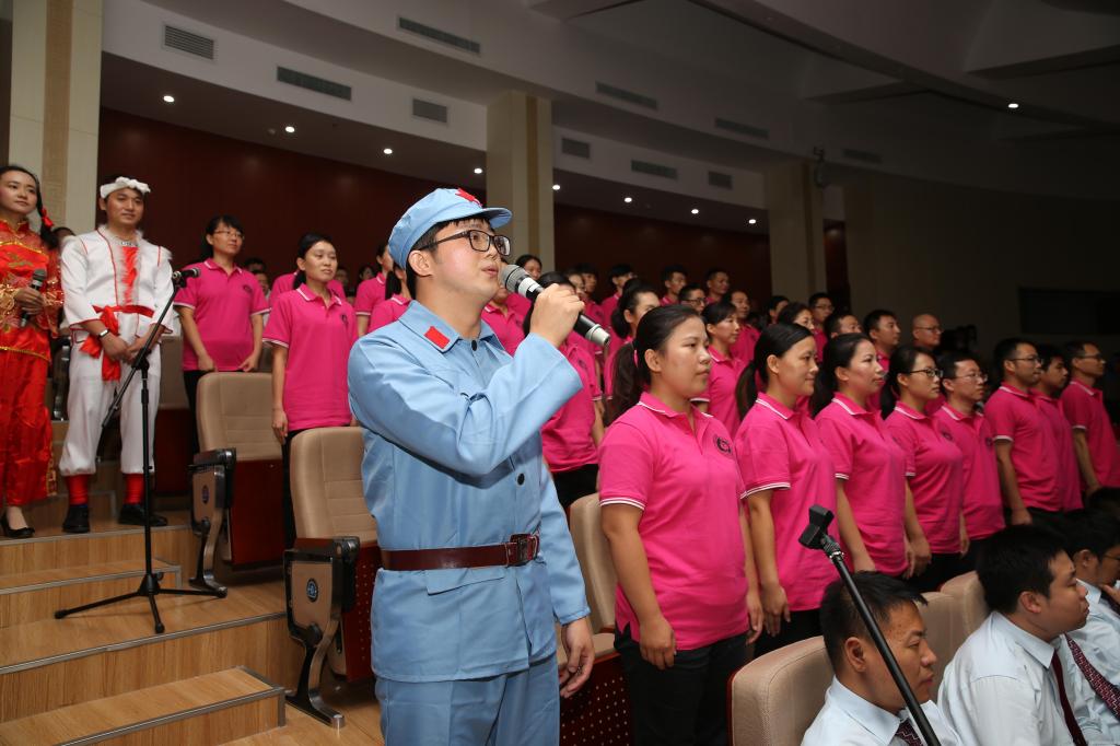 学院党委代表队合唱《弹起我心爱的土琵琶》、《拥军花鼓》-我校隆