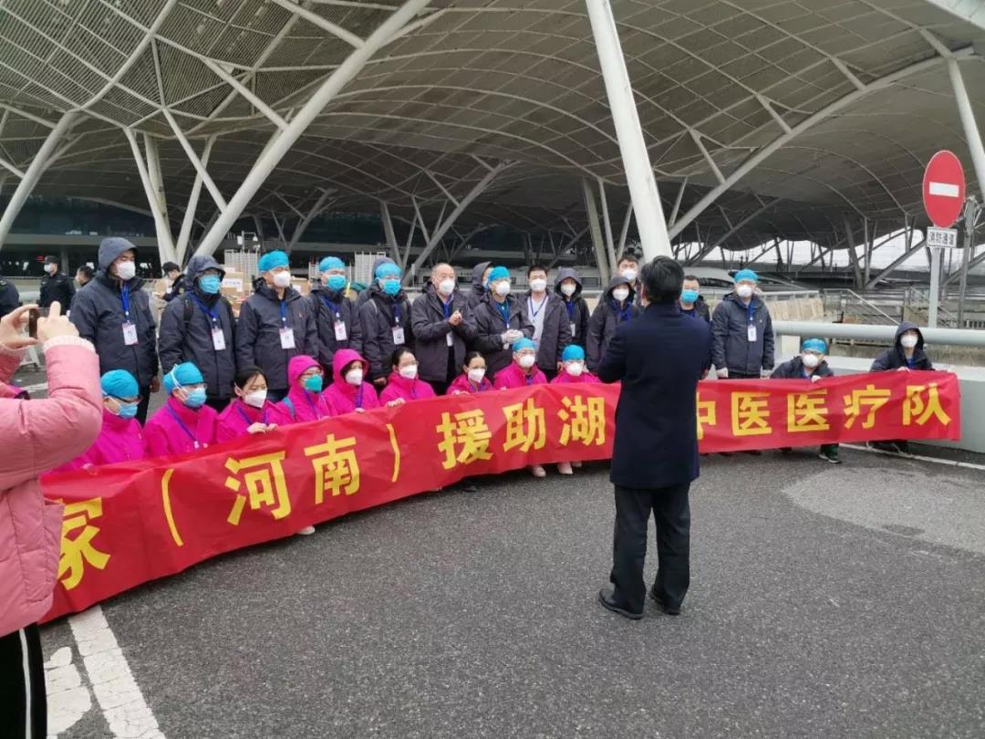 医疗队雨中到达武汉站，国家中医药管理局周杰副司长接站