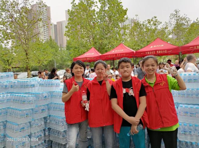 说明: 与家人一起当志愿者