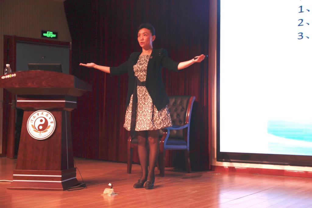 校工会张婉红老师为志愿者们进行礼仪培训郑州市骨科医院老师培训急救